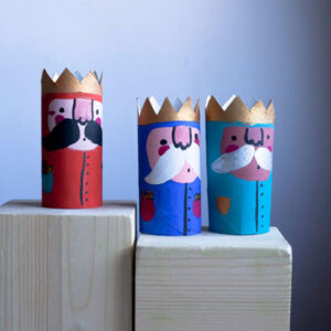 trzej królowie zrobieni z rolek po papierze toaletowym