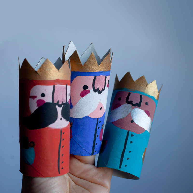 trzej królowie wykonani z rolek po papierze toaletowym
