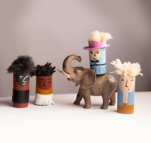 postacie z animacji kartonowej w pustyni i w puszczy